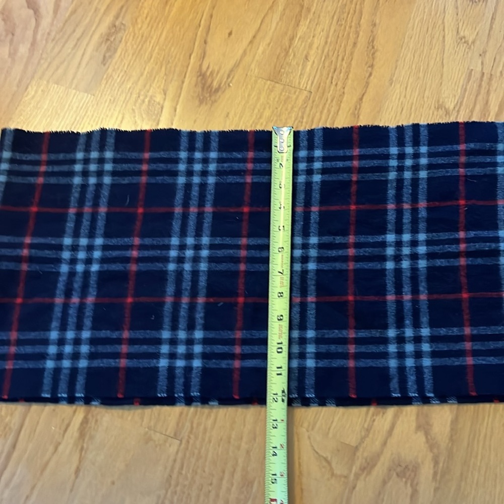 Burberry’s 100% cashmere navy blue plaid scarf ***flaws*** vintage - Picture 8 of 8